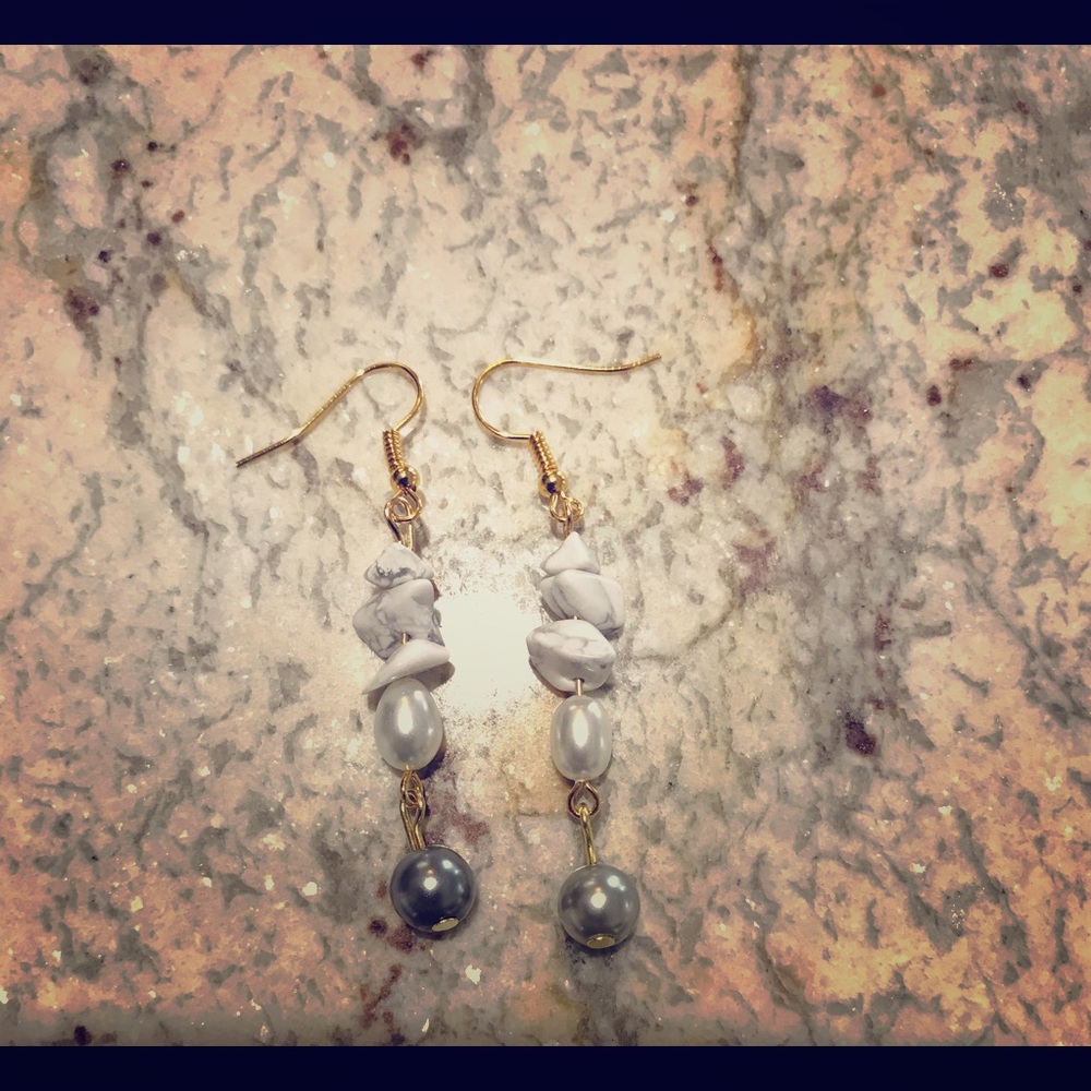 Gold plated earrings. Freshwater pearls.